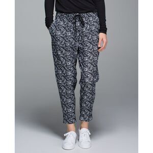 Lululemon Athletica Jet Crop Jogger Pants In Shimmy Shimmer Black & White M EUC
